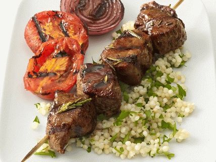Foto de kebab de carne con cuscús