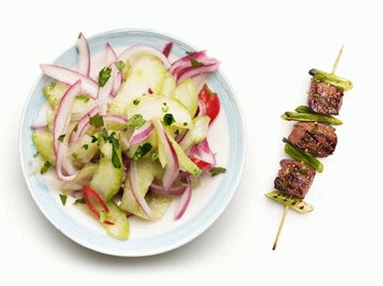 Brochetas de carne tailandesa con verduras en escabeche