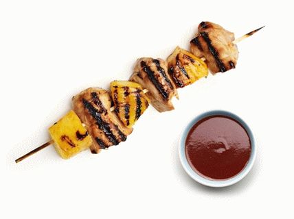 Foto pollo a la barbacoa con piñas