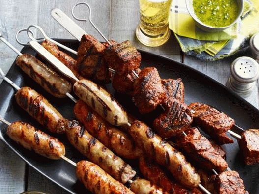 Brochetas de filete y salchicha con dos salsas latinoamericanas