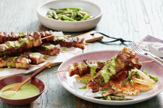 Foto de barbacoa de cerdo y guarnición de arroz con semillas de sésamo