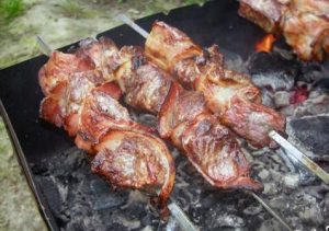 Kebab en tocino