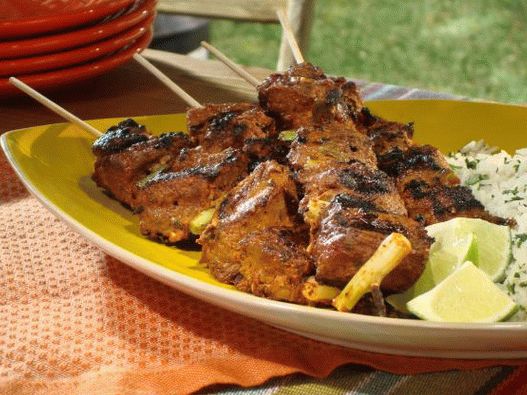 Foto de brochetas de cordero a la parrilla al estilo tandoori