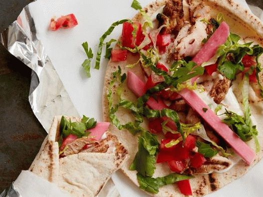 Foto de Shawarma con pollo, nabo y remolacha