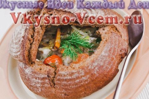 sopa de col ácida diaria en una taza de pan