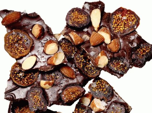 Foto Corteza de chocolate con almendras ahumadas e higos secos