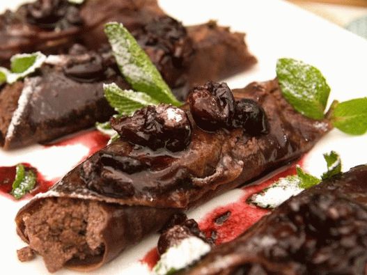 Foto de panqueques de chocolate con salsa de bayas