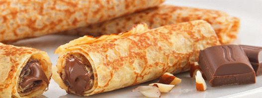 Foto de panqueques de chocolate con salsa de mandarina y pimienta