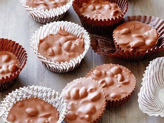 Foto de dulces de chocolate en una olla de cocción lenta