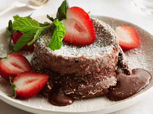 Foto Fondant de chocolate con frutas del bosque