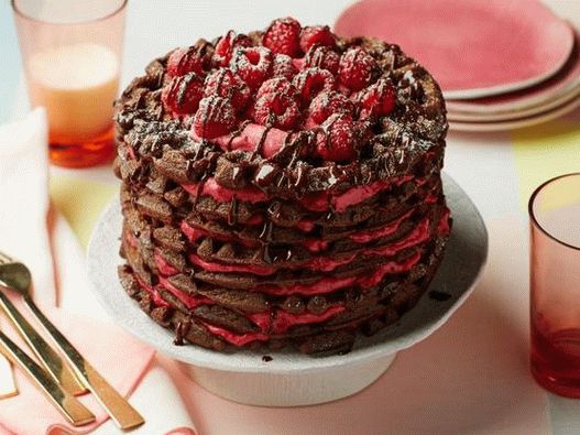 Pastel de gofres de chocolate con crema de requesón
