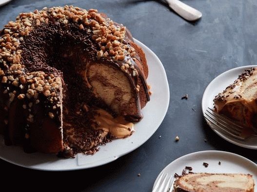 Foto Muffin de chocolate y maní con un centro líquido