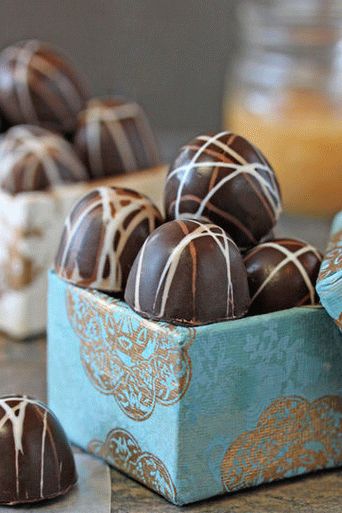 Foto trufas de chocolate y caramelo con champán