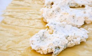 Rollito de queso con salmón