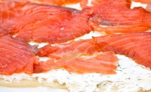 Rollito de queso con salmón