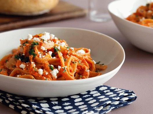 Foto fettuccine de pasta cremosa