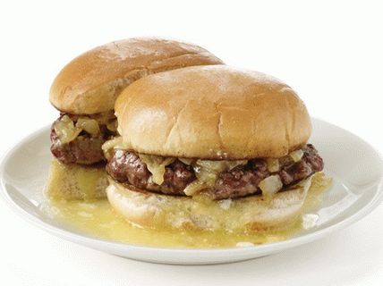 Foto hamburguesa cremosa con cebolla