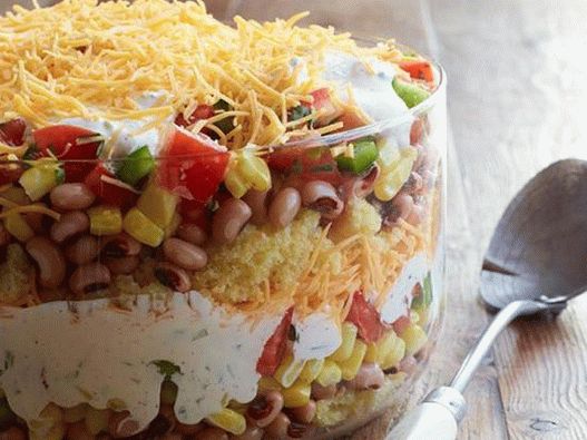 Ensalada mexicana de hojaldre con pan de maíz y frijoles
