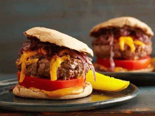 Foto de jugosas hamburguesas con queso a la parrilla