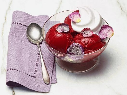Foto de sorbete con flores confitadas