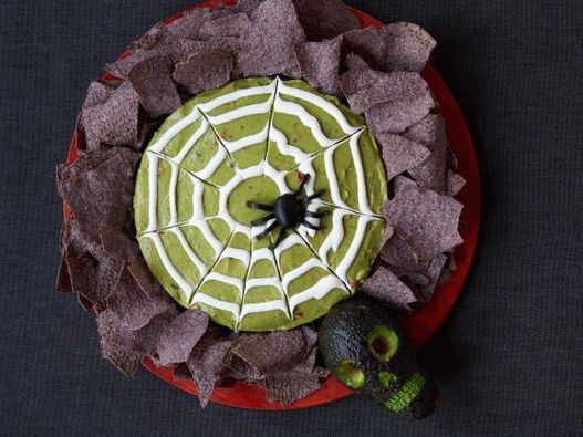Foto de salsa de guacamole de Halloween con telaraña