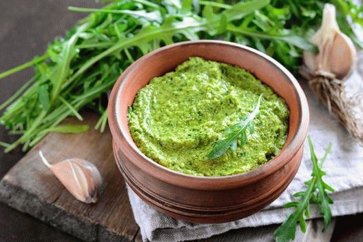 Foto salsa de pesto de rúcula