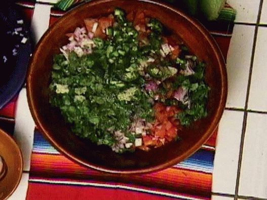 Foto de salsa con tomate y jalapeños