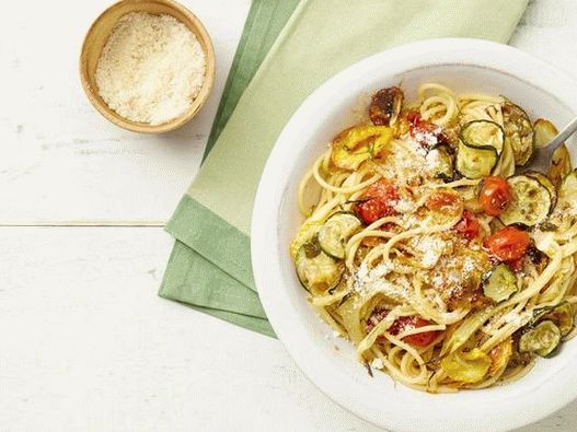 Foto de espagueti con calabacín y tomate