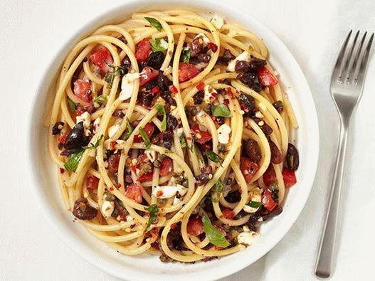 Foto de espagueti con tomate, aceitunas y alcaparras