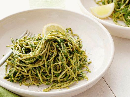 Foto de espagueti con pesto de pistacho y col rizada