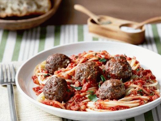 Foto de espagueti con albóndigas en salsa de tomate