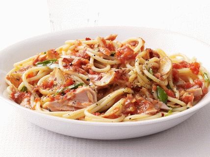 Foto de espagueti con atún y salsa marinara