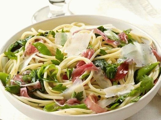 Foto de espagueti con guisantes de azúcar y jamón serrano