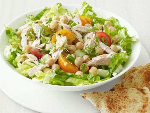 Foto ensalada mediterránea con atún