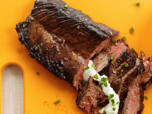 Foto Filete a la parrilla con salsa de rábano picante y cebollino