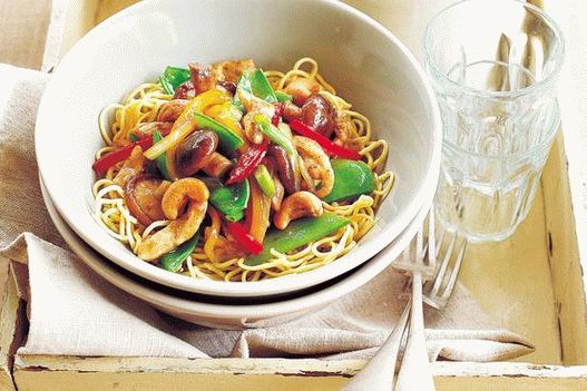 Foto Salteado de pollo con fideos Ramen