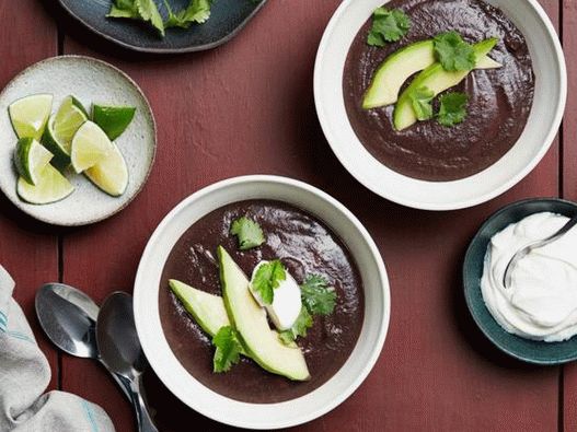 Foto puré de sopa de frijoles negros en una olla de cocción lenta