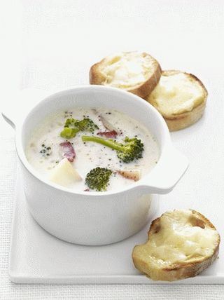 Foto sopa de brócoli y queso cheddar tostado