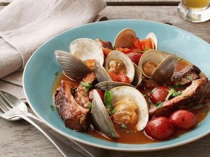 Sopa de almejas con costillas de cerdo guisadas en cerveza