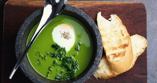 Sopa de berros con crema batida y whisky