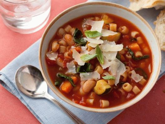 Foto sopa de minestrone en olla de cocción lenta