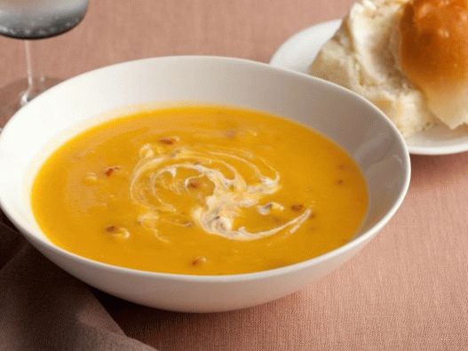 Foto Sopa de puré de calabaza y nuez moscada con salsa de chipotle