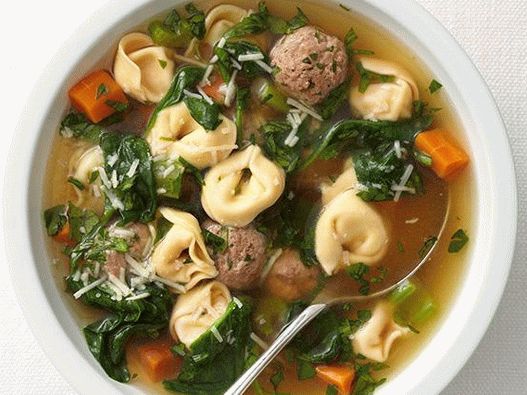 Foto sopa con albóndigas y tortellini