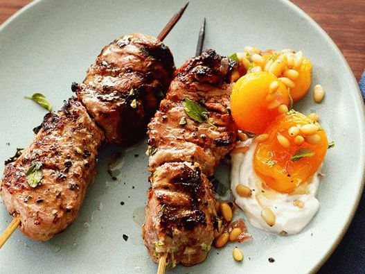 Foto de souvlaki de cerdo con albaricoques de miel