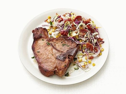 Foto Chuleta de cerdo y ensalada de col con tocino y maíz