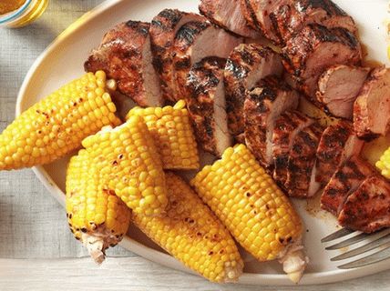 Foto de solomillo de cerdo a la parrilla con maíz