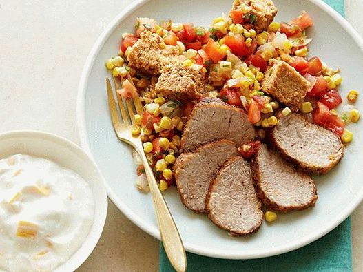 Foto Solomillo de cerdo con ensalada de panzanella y maíz