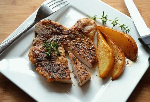 Foto Chuletas de cerdo con peras y galletas
