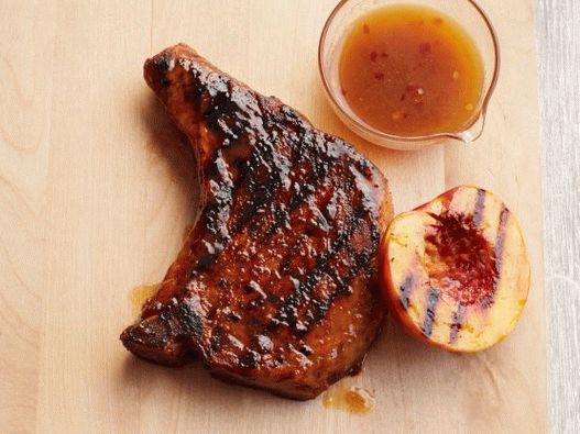 Foto Chuletas de cerdo con salsa de mostaza y durazno