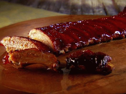 Foto de costillas de cerdo con salsa picante de ciruela y barbacoa en el horno